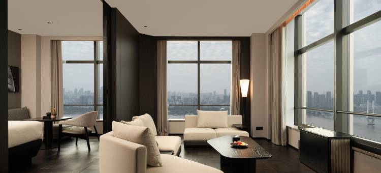 武汉武昌长江中心江景亚朵酒店图片