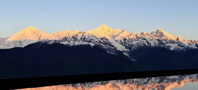 梅里空谷雪山图片