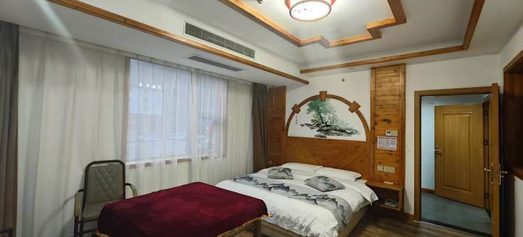 时雨丰情酒店(张家界国家森林公园标志门店)图片