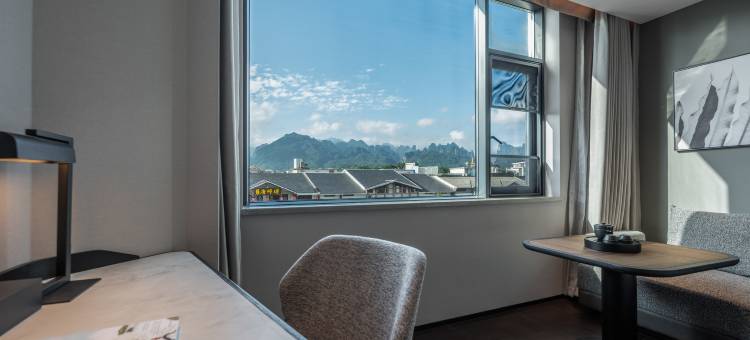 张家界国家森林公园标志门亚朵酒店图片