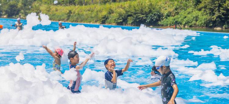 那云度假村悬崖上的天空之城图片