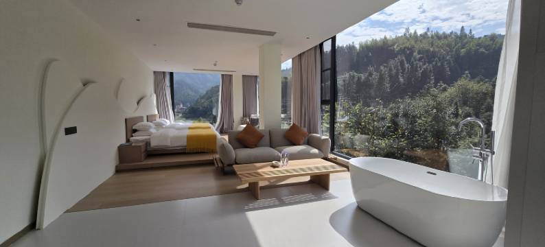 莽山源著·大峡谷畔山居图片