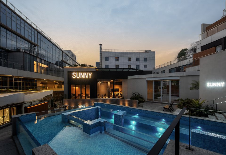 1123.SUNNY山烨泳池庭院酒店外景图