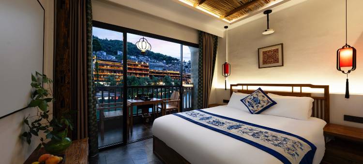 凤凰金水岸丨沱江180度夜景·苗绣艺术丨古城观景酒店图片