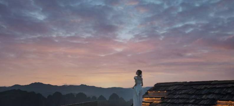 下岩贝山上的云民宿图片