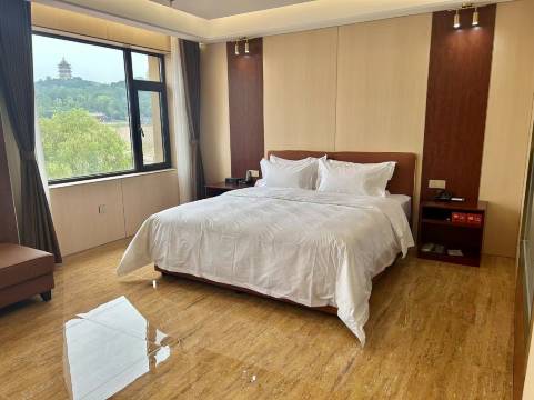 凌海宏悦大酒店