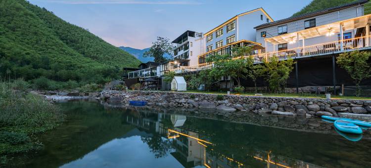 行趣·夏日星空泳池·溪畔野奢亲子旅行度假美宿(浙北大峡谷漂流店)图片