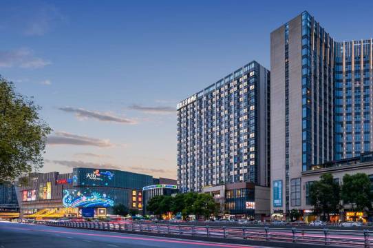 源美金楠酒店(龙湖金楠天街阳公桥地铁站店)