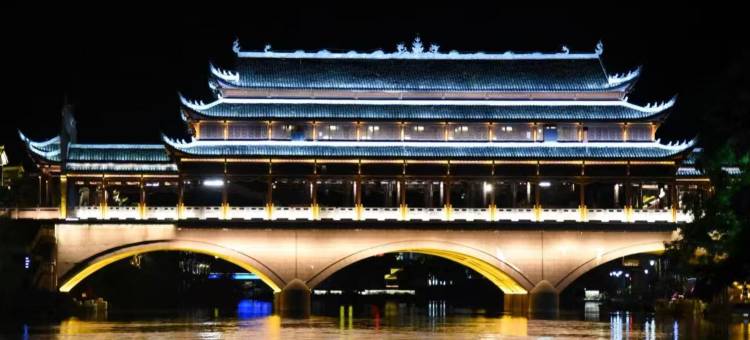 迎晖阁精品客栈(凤凰古城景区虹桥店)图片