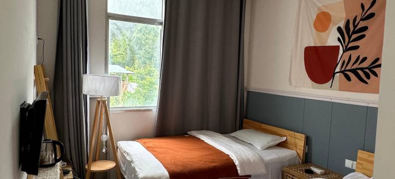 宝兴鸿山鼎大酒店图片