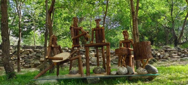 贺兰山岩画古村古树林民宿图片