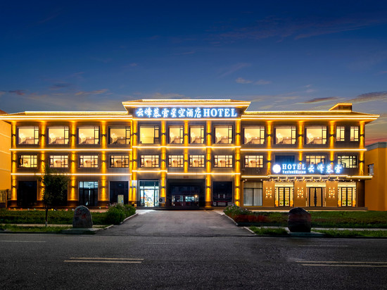 昭苏云峰慕雪星空酒店(千里花海店)