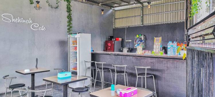 怀卡布巴克米特拉谢金娜寄宿家庭旅馆及咖啡馆 RedDoorz(Shekinah Homestay & Cafe Waikabubak RedPartner)图片