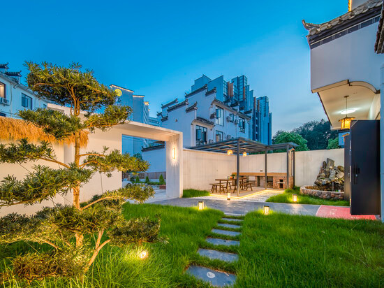 悦庐民宿(婺源高铁站弦高西湖凼文旅街区店)