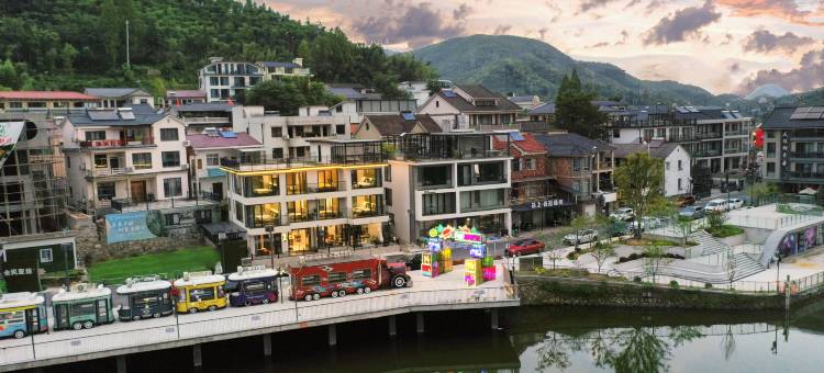 吾壹·180°湖景山奢度假美墅(云上草原·熊猫探险乐园店)图片