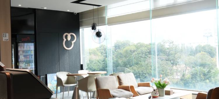 路客Hotels(广州体育中心林和西地铁站店)图片