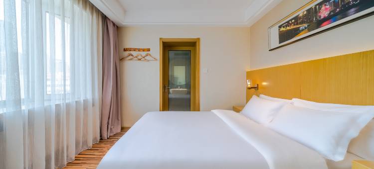 海明威大酒店(青岛CBD万达广场宁夏路地铁站店)图片