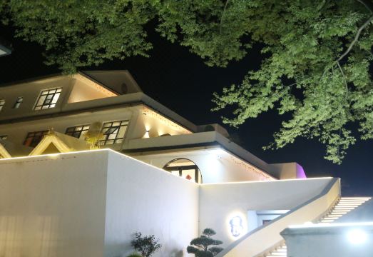 yixinglongchiyuansu hotelHotel Overview