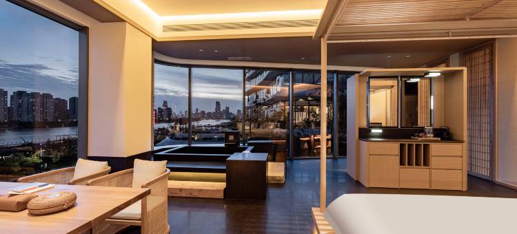 宁波老外滩文创港等风来酒店图片