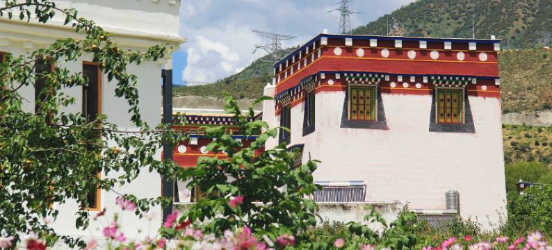 乡城非梵古堡花园酒店图片