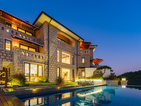 莫干山石尚美墅泳池轰趴团建烧烤庭院