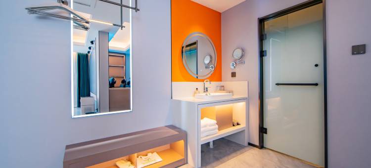 叶与晨电竞电影酒店(火车站万达广场店)图片