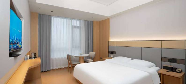 怡龍国际酒店(新蔡月亮湾公园店)图片