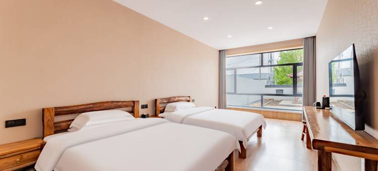 阿尔泰七台火山营地图片