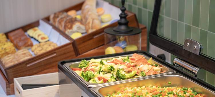 白玉兰酒店(西双版纳景洪泼水广场曼听路店)图片