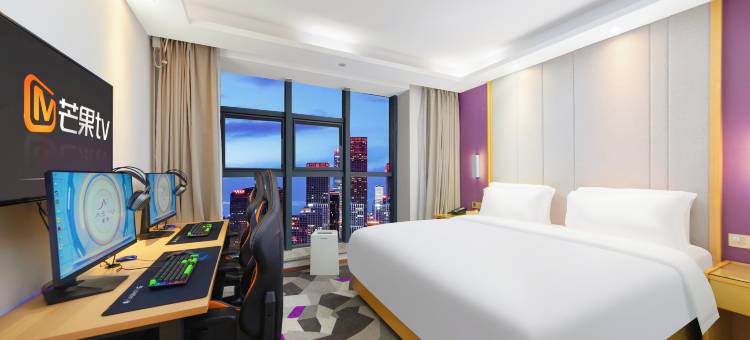 尖峰·奢电竞酒店(武汉长港路地铁站常青路店)图片