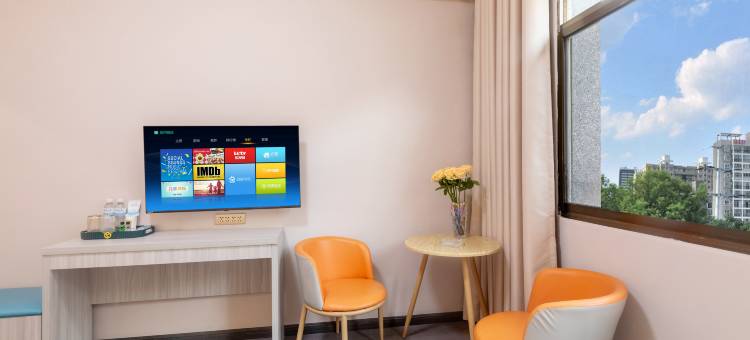 蒙自四叶草酒店(南湖公园新天地步行街店)图片