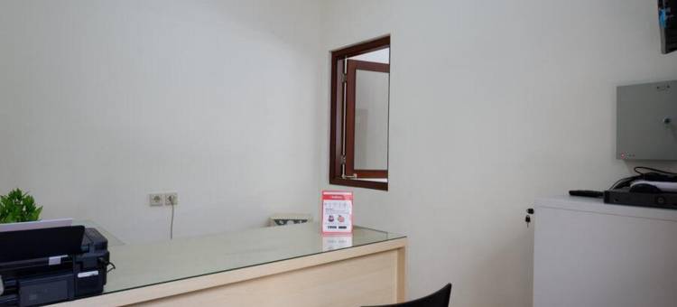 红多兹Kudus City城市广场家庭旅馆 2(RedDoorz near Alun Alun Kudus 2)图片