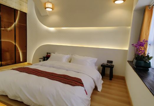 Litang Cloud Homestay Hotel Overview