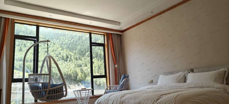 四姑娘山山与民宿图片