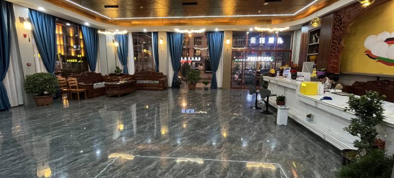 理塘仁康佛大酒店(318国道勒通古镇店)图片