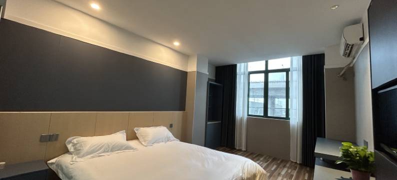 叶子青年民宿(华盛大运城店)图片