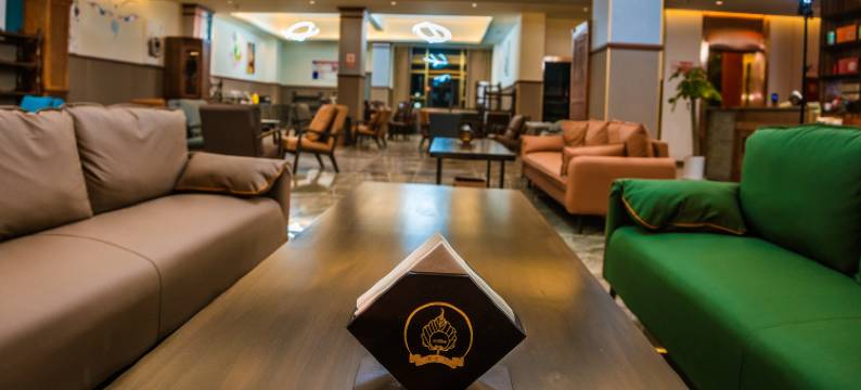 红山行大酒店(甘孜县317国道雅砻湿地公园店)图片