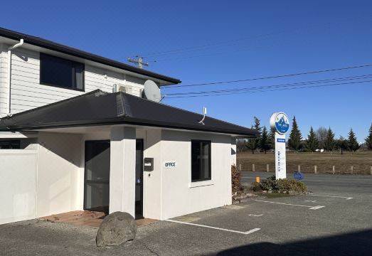 The Lakes MotelHotel Overview