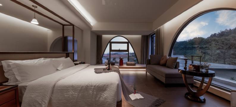 张家界五韵观山悦设计师民宿(天门山索道店)图片