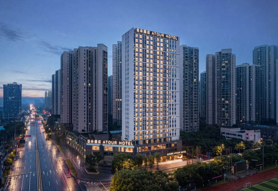 重庆大学城富力城亚朵酒店外景图