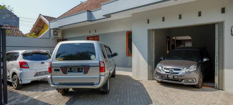 红多兹Kudus City城市广场家庭旅馆 2(RedDoorz near Alun Alun Kudus 2)图片
