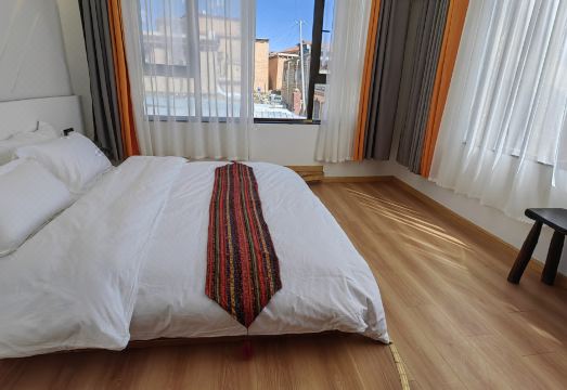 Litang Cloud Homestay Hotel Overview