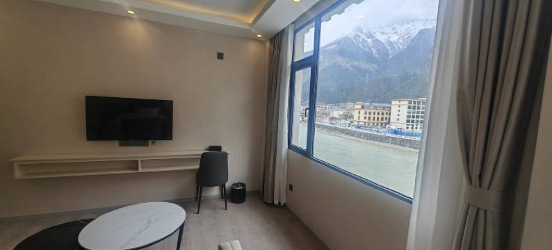 波密嘉恒临江精品酒店图片