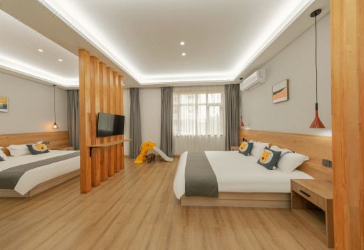 Fly House Homestay Hotel Overview