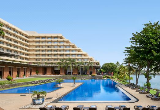 Cinnamon Lakeside Hotel Overview