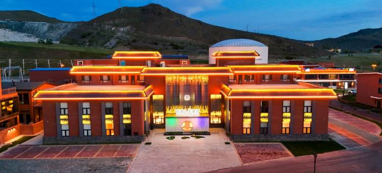 可可托海石画人生酒店图片