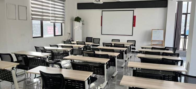泊客城市酒店(湖北科技学院店)图片