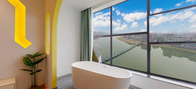 谷莫尼·River View滨江高空江景酒店(溆浦流金广场店)图片