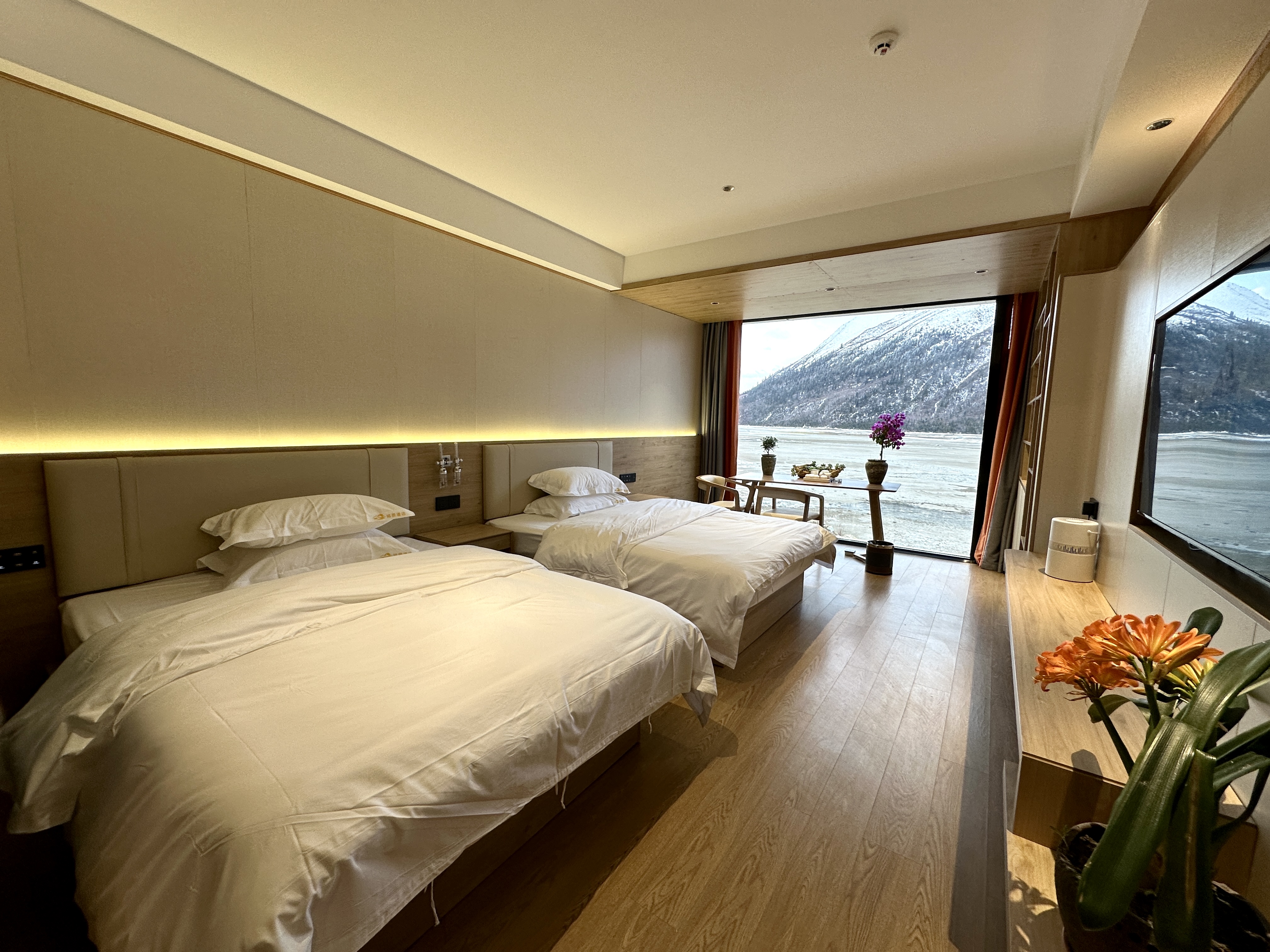 Basu Mingjing Hotel (Ranwu Lake)Over view