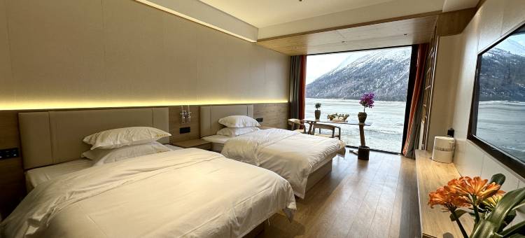 八宿铭景酒店(然乌湖店)图片